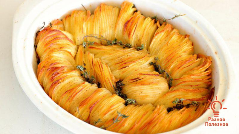 Румяный картофель, запечённый слайсами с травами в духовке