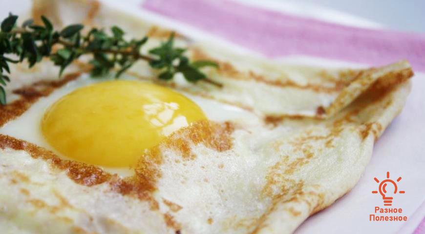 Блины с жидким яйцом на завтрак