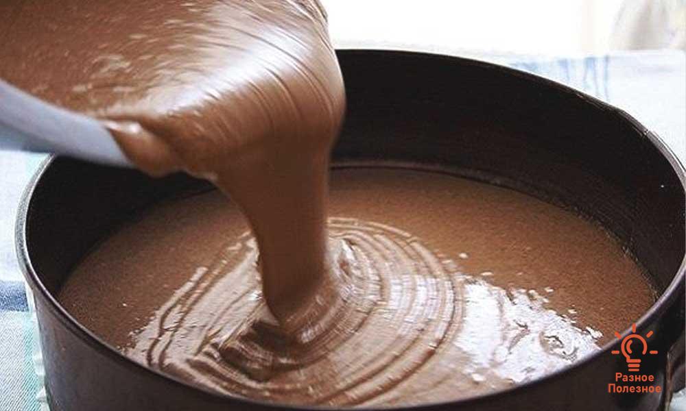 Тесто 25 минут. Шоколадное тесто для бисквита. Шоколадное тесто в форме. Выложите шоколадное тесто в форму. Жидкое шоколадное тесто.