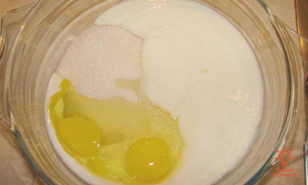 Масло сливочное яйцо сода мука. Яйца в миске с молоком. Смешиваем яйца и сахар. Смешать яйца с сахаром. Смешать кефир и яйца сахар.